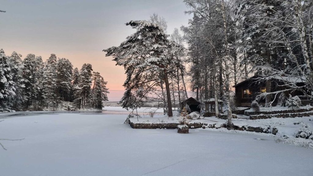 Ryggåsstugan i vinterskrud.
